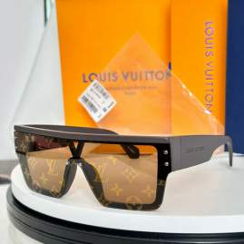Picture of Louis Vuitton Sunglasses _SKUfw79398956fw